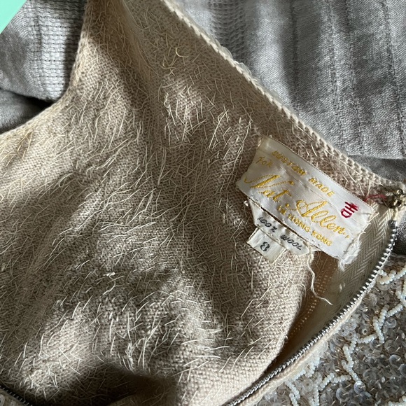 Elegant Cream Lace Dress - Picture 4 of 5